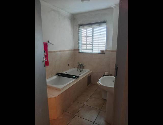 2 BEDROOM APARTMENT FOR SALE IN CASTLEVIEW